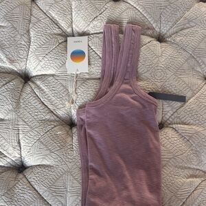 Vuori sunrise crop tank Size M in Orchid